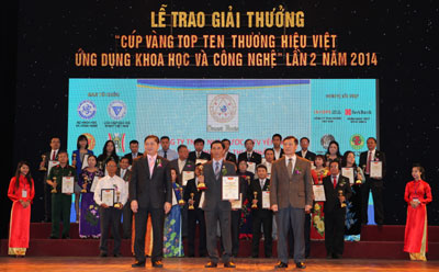 Đại di&ecirc;̣n lãnh đạo Nh&agrave; m&aacute;y Thực phẩm cao cấp Yến s&agrave;o nh&acirc;̣n giải thưởng.